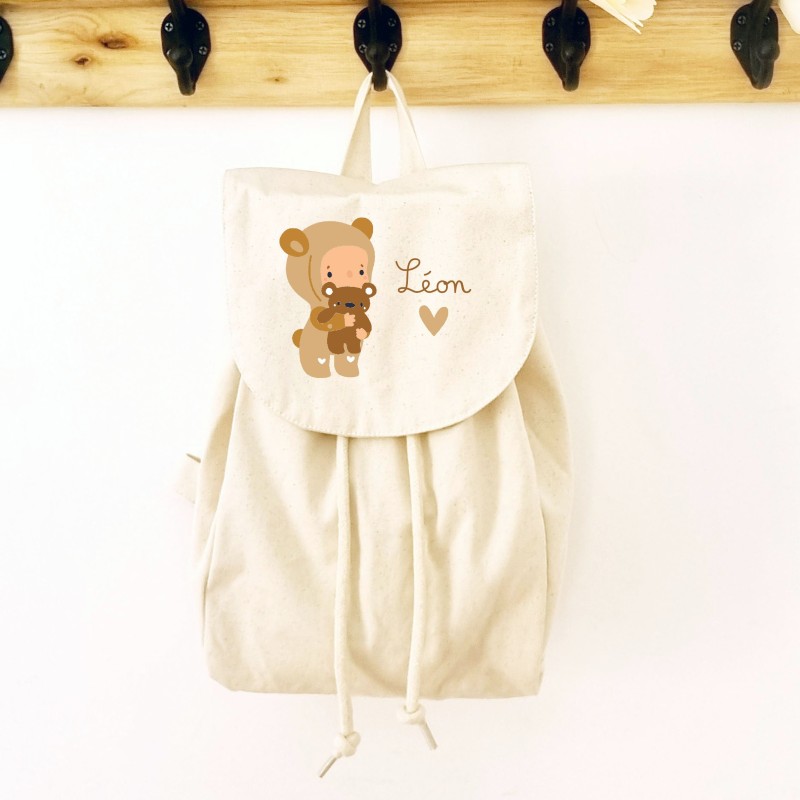 Sac à dos écru personnalisé en coton bio pour enfant motif Léon bébé et son doudou– Sweet Chic Accessoires