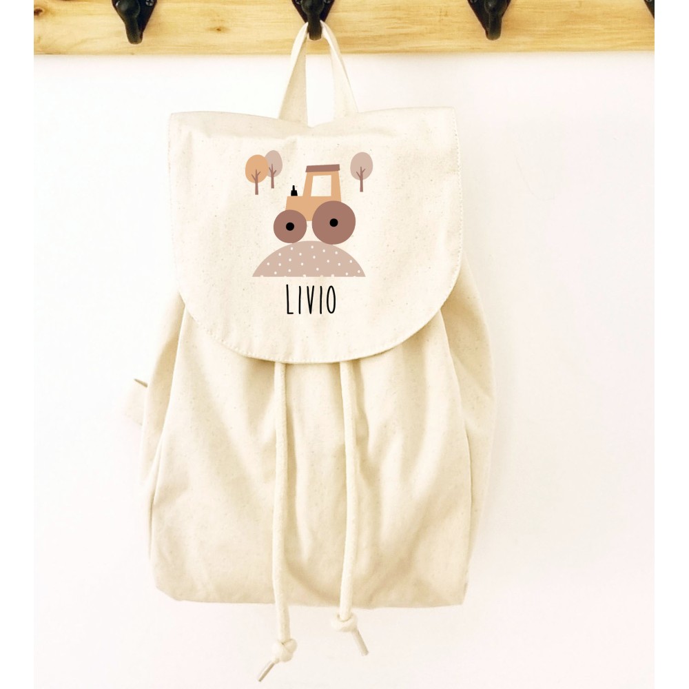 Sac à dos écru personnalisé en coton bio pour enfant motif tracteur Livio – Sweet Chic Accessoires