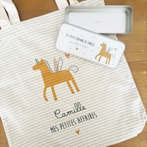 Détails plumier en métal personnalisable motif licorne - Sweet Chic Accessoires