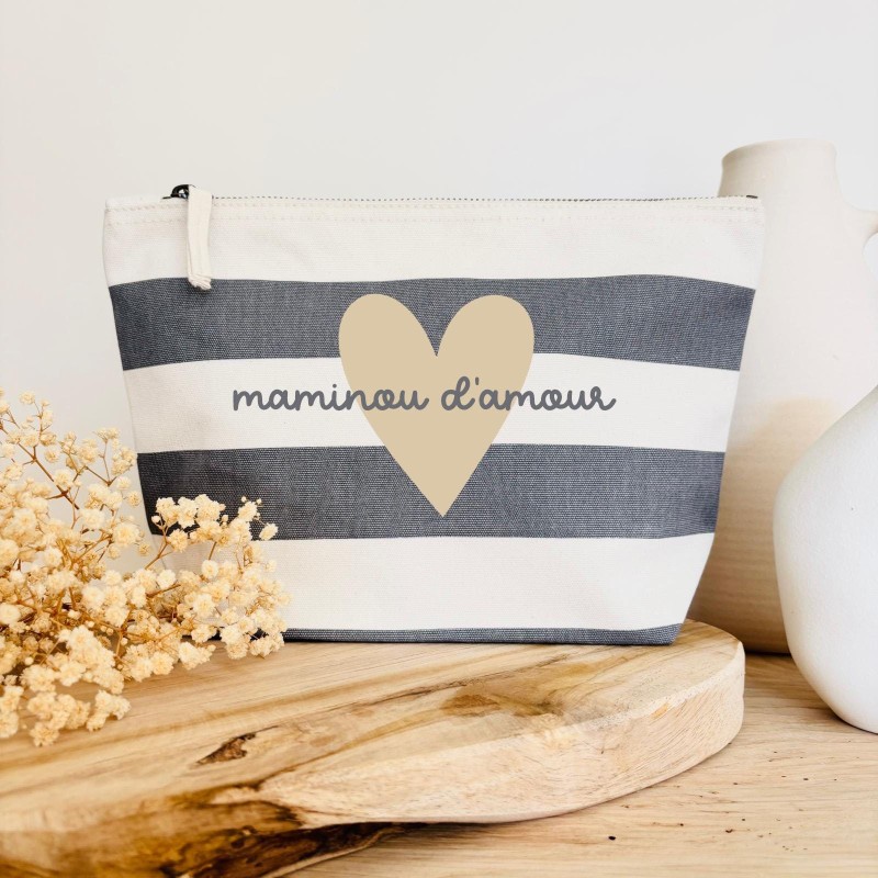 Trousse à rayures grises personnalisée motif grand cœur beige inscription maminou d'amour - Sweet Chic Accessoires