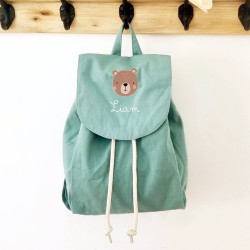 Sac à dos vert sauge personnalisé en coton bio pour enfant motif ourson – Sweet Chic Accessoires