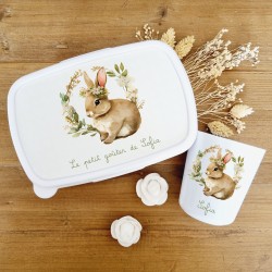 Set boite à goûter et gobelet personnalisable motif lapin et couronne de fleurs verte - Sweet Chic Accessoires