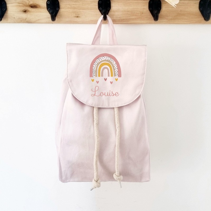 Sac à dos rose personnalisé en coton bio pour enfant motif arc-en-ciel rose Louise – Sweet Chic Accessoires